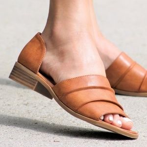 Mata Poolside Sandals